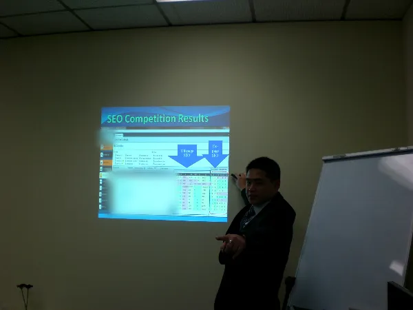 Wilson Tiong presenting an SEO slide during a training session in 2013