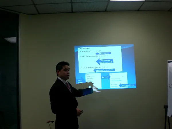 Wilson Tiong explaining SEO settings during a training session in 2013
